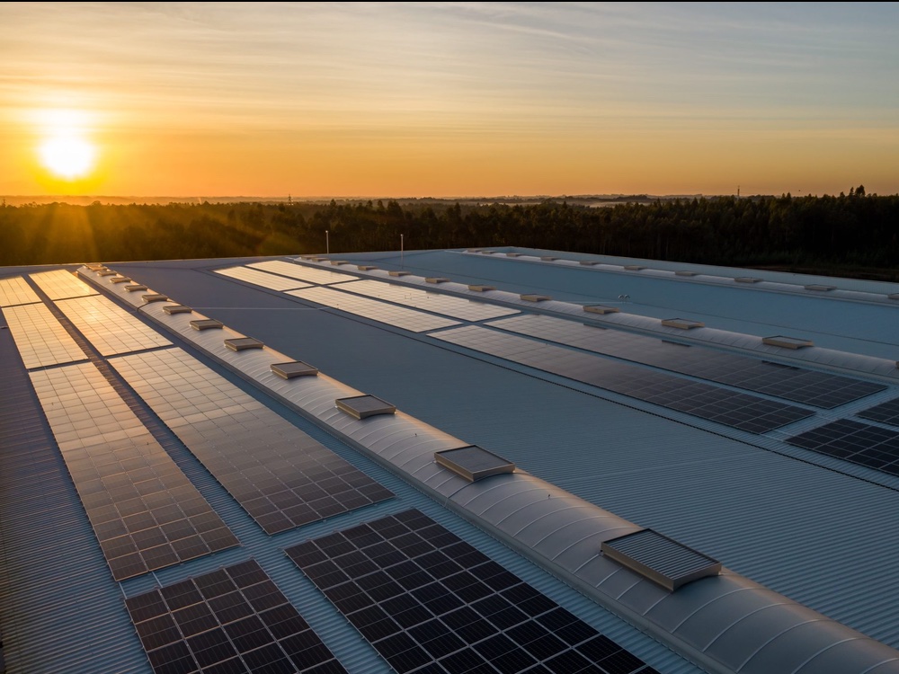 Solarpanels auf Dach mit Sonnenuntergang