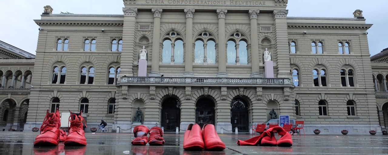 Vier Paar rote Frauenschuhe vor dem Bundeshaus