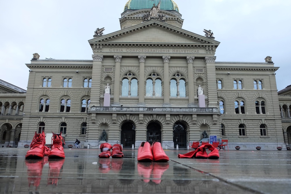 Vier Paar rote Frauenschuhe vor dem Bundeshaus