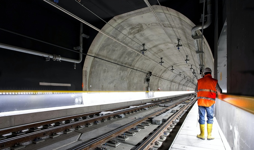 Symbolbild Arbeiter im Tunnel