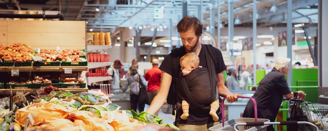 Vater mit Baby im Einkaufscenter