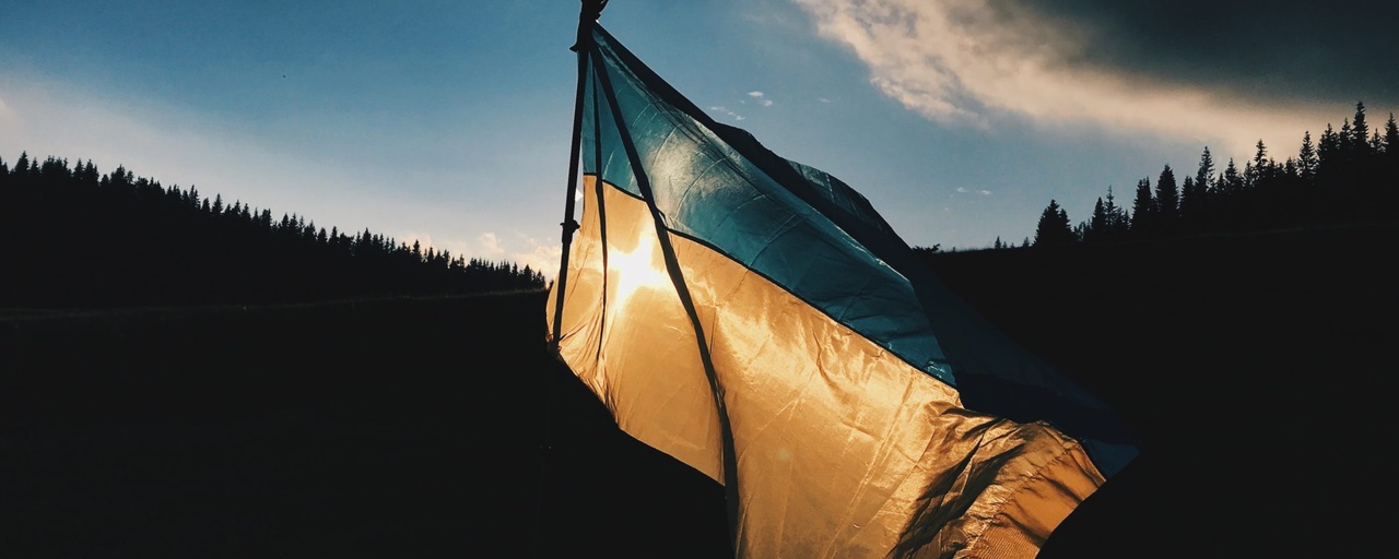 Ukrainische Flagge im Dämmerlicht